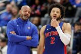 Trenér Detroitu J.B. Bickerstaff a rozehrávač Pistons Cade Cunningham