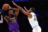 LeBrona Jamese z Lakers brání křídelník San Antonia Harrison Barnes