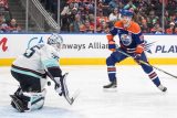 Connor McDavid před brankářem Seattlu Joeyem Daccordem