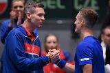 Daviscupový kapitán Tomáš Berdych gratuluje Jiřímu Lehečkovi