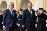 Český prezident Petr Pavel (vlevo) uvádí slovenského prezidenta Petra Pellegriniho při příjezdu na summit k desátému výročí existence Slavkovského formátu