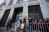 Fronta před Českou národní bankou na výroční tisícikorunu