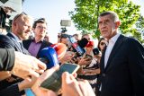 Andrej Babiš přichází do štábu ANO