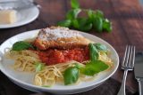 Spaghetti Milanese, to je oficiální název špaget se řízkem a rajčatovou omáčkou