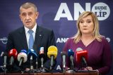 Předseda hnutí ANO Andrej Babiš a Alena Schillerová na tiskové konferenci ve Sněmovně