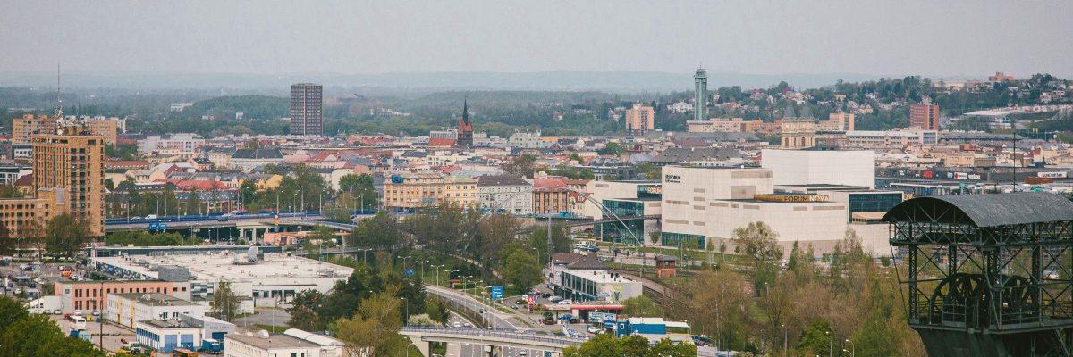 Pohled na Ostravu z Bolt Tower. Ve středu výrazný budova Forum Nová Karolina, za ní věž Nové radnice, vlevo vzadu výškový dům zvaný Jinřiška