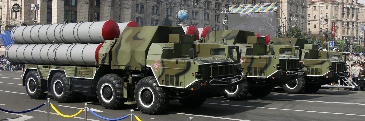 Raketový systém protivzdušné obrany S-300 na přehlídce v Kyjevě v roce 2014