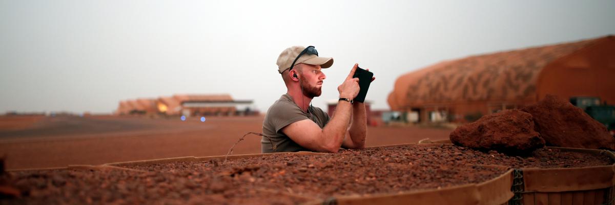 Francouzský voják hledí do svého smartphonu během operací v Mali