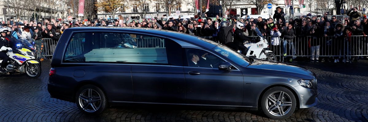 Auto s rakví Johnnyho Hallydaye.