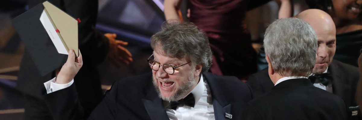 Režisér Guillermo del Toro zkontroloval, jestli letos vyhlásili nejlepší film podle správní obálky