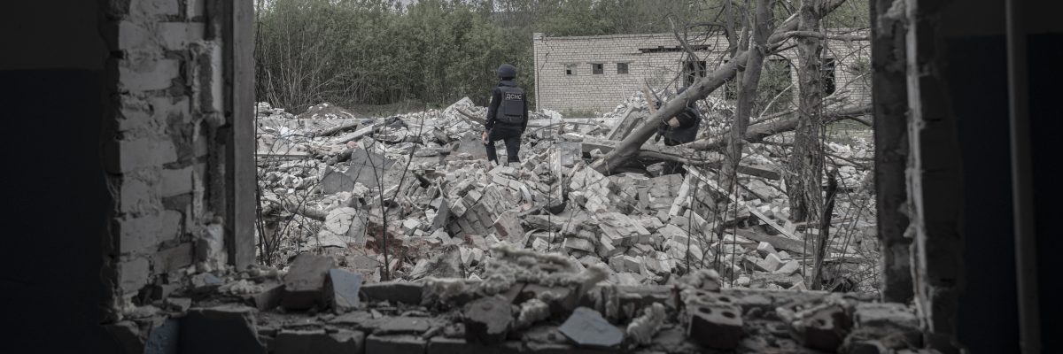 Pohled na poničenou školu v Bachmutu v Doněcké oblasti (foto z 19. května)