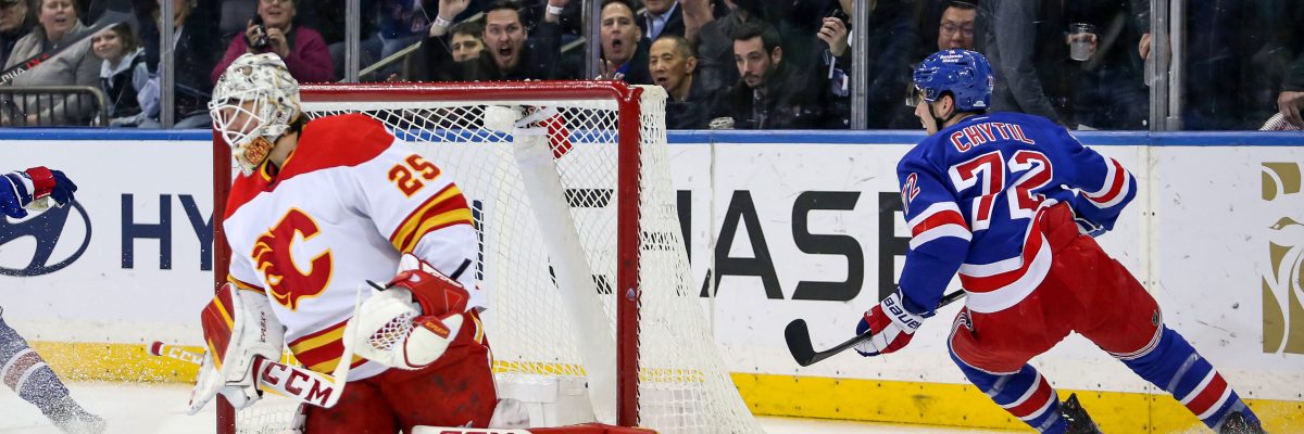 Filip Chytil skóruje proti Calgary Flames