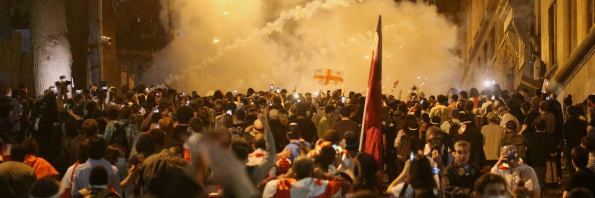 Demonstranti na protestním shromáždění proti návrhu zákona o „zahraničních agentech“, Tbilisi, Gruzie, 1. května 2024