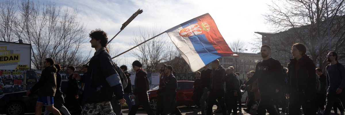 Srbští studenti na 80 kilometrů dlouhém protestním pochodu do Nového Sadu