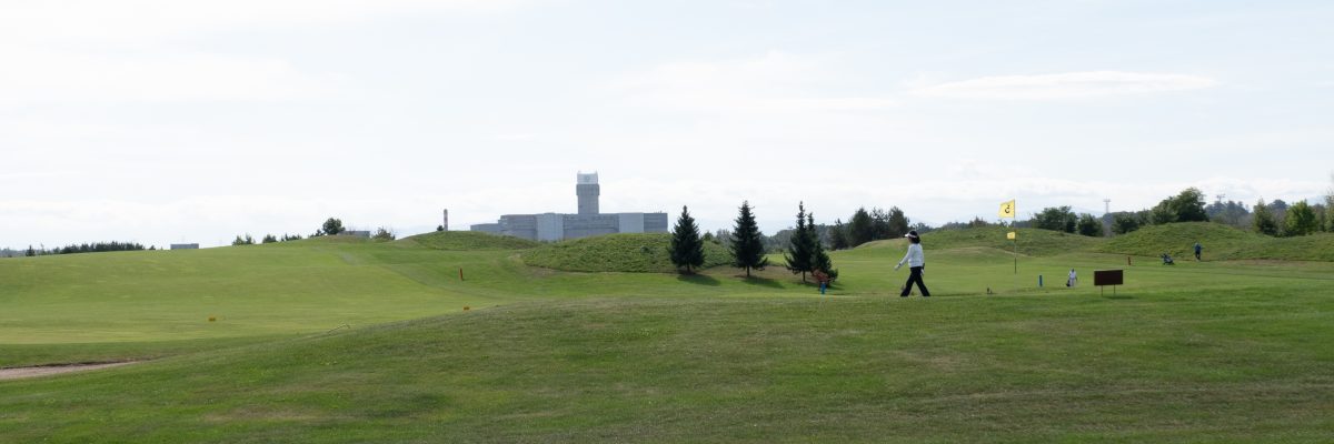 Golfové hřiště v Karviné, v pozadí věž dolu Darkov