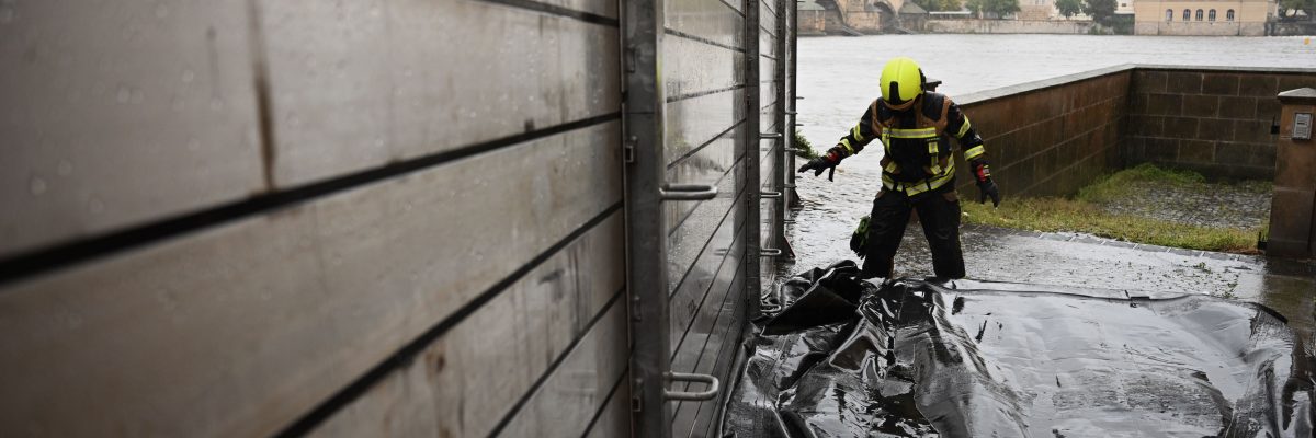 Hasič staví protipovodňové zábrany na Kampě v Praze