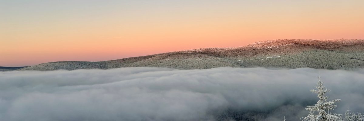 V Česku panuje inverzní počasí, zatímco na horách svítí slunce, v nižších polohách je mlha