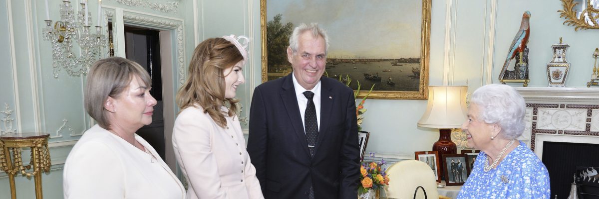 Miloš Zeman s rodinou na audienci u britské královny.