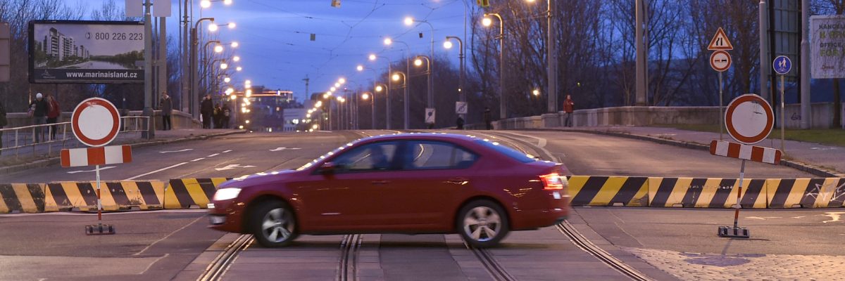 Pražský Libeňský most je od pátku do odvolání uzavřen pro automobily i tramvaje. Část je v havarijním stavu