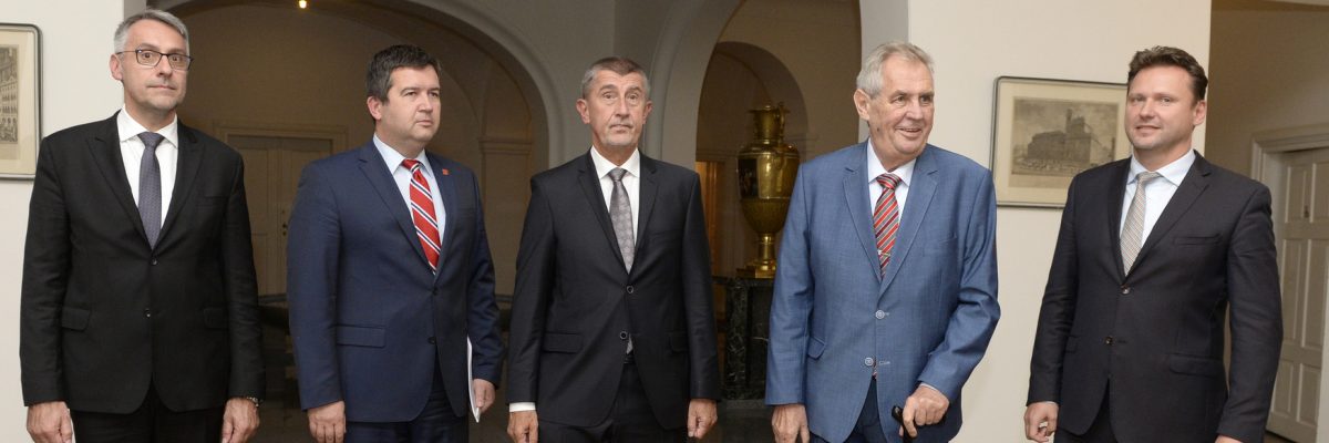 Schůzka nejvyšších státních činitelů. Zleva ministr obrany Lubomír Metnar, ministr vnitra a zahraničí Jan Hamáček, premiér Andrej Babiš, prezident Miloš Zeman a předseda sněmovny Radek Vondráček.