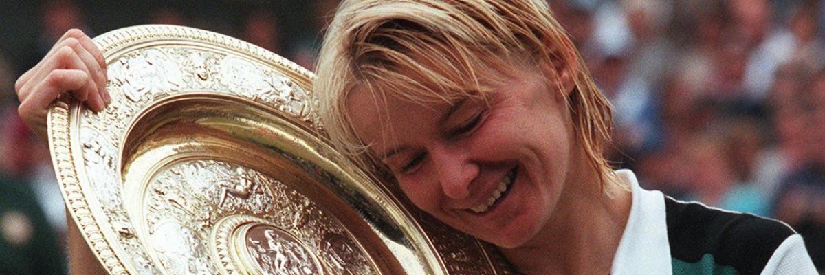 Jana Novotná na snímku z roku 1998 po vítězství ve Wimbledonu.