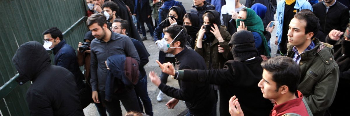 Výmluvná gestikulace protivládních demonstrantů u Teheránské univerzity. &quot;Protestují hlavně vzdělaní mladí lidé. Rádi by cestovali na Západ, rádi by se měli jako na Západě - a jediné, co jim stát nabízí, je ohromná míra nezaměstnanosti a neuplatnitelnost v oborech, které vystudovali. Navíc jim škrtí osobní svobodu.&quot;