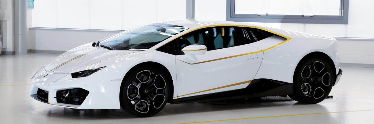 Klenot mezi auty, bílé Lamborghini Huracán se zlatými pruhy podepsané papežem Františkem