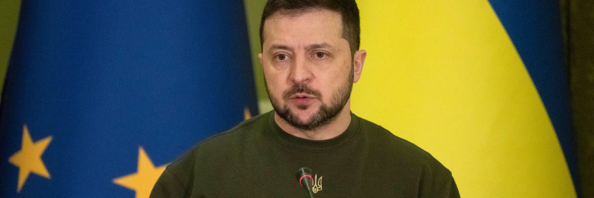 OPOVAŽTE SE MI TUHLE FOTKU VZÍT!! Volodymyr Zelenskyj a za ním vlajky Ukrajiny i Evropské unie