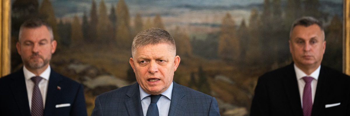 Zleva Peter Pellegrini (Hlas), Robert Fico (Směr) a Andrej Danko (SNS)