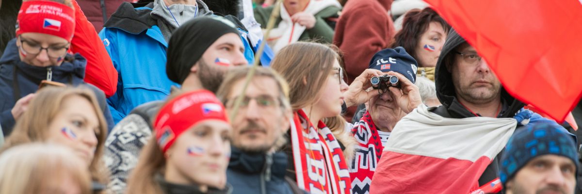 Dalekohledem bylo z tribuny vidět až na jednotlivé střelecké stavy