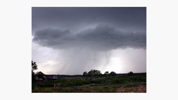 Krajina: Nad Obem se žene déšť. Nikde jinde jsem ho neslyšel přicházet za takového svistotu...