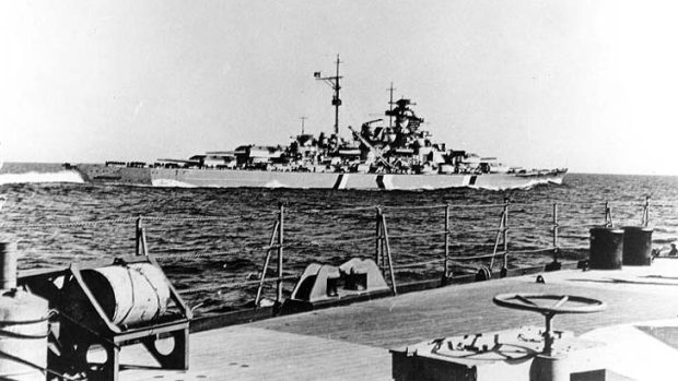 Bitevní loď Bismarck vyplouá na svou osudovou plavbu