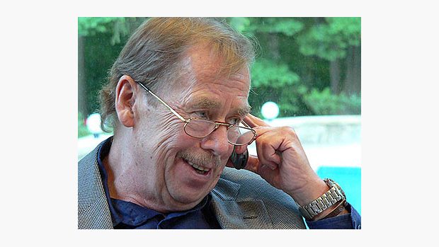 Václav Havel telefonující