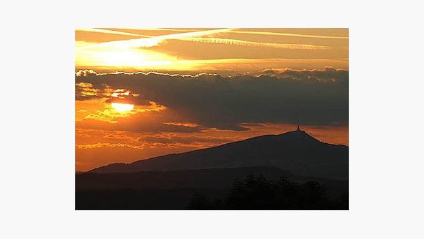 západ slunce nad Ještědem při slunovratu (pohled z Kozákova)