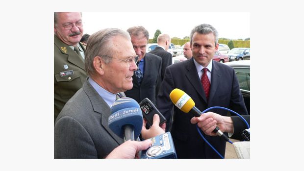 Karel Kühnl a Donald Rumsfeld s novináři