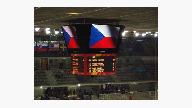 Česká vlajka nad hokejovým stadionem v Turíně