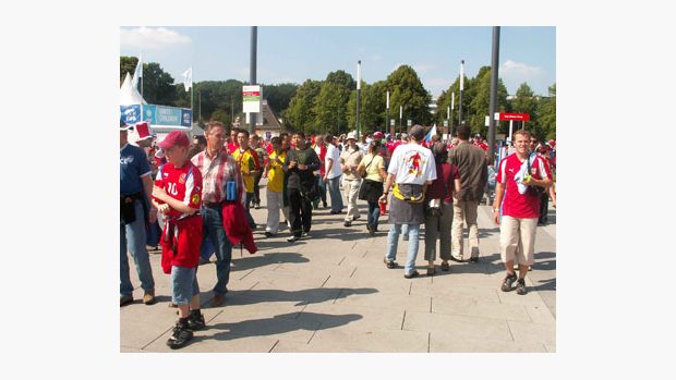 u stadionu v Kolíně n. Rýnem