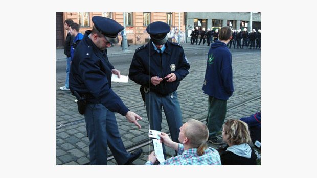 policisté kontrolují totožnost