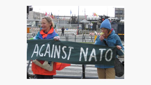 demonstrace před sídlem NATO