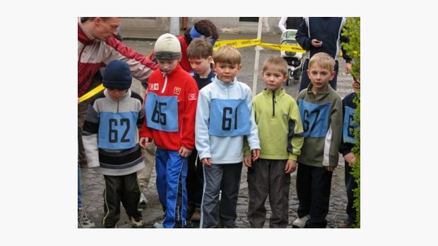 Běh Bakovem nad Jizerou - mladí závodníci na startu