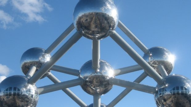 Jeden z bruselských turistických taháků Atomium.