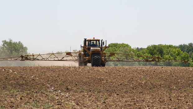 Významným kontaminantem půdy jsou pesticidy