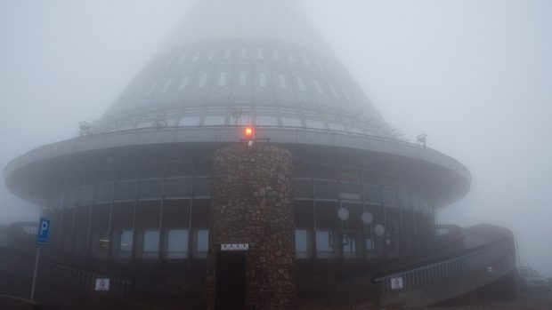 To co zdola vypadalo jako bílá mlha bylo nahoře šedou tmou, ve které nemohl vrtulník operovat