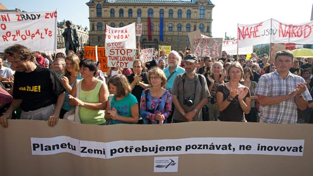 Demonstrace proti tunelování vědy