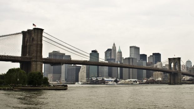 Pohled na Manhattan přes Brooklynský most