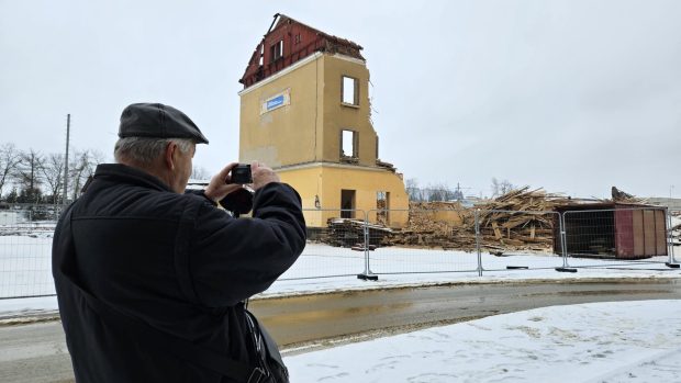 Poslední stojící zeď budovy si přišel vyfotografovat i František Vetyška