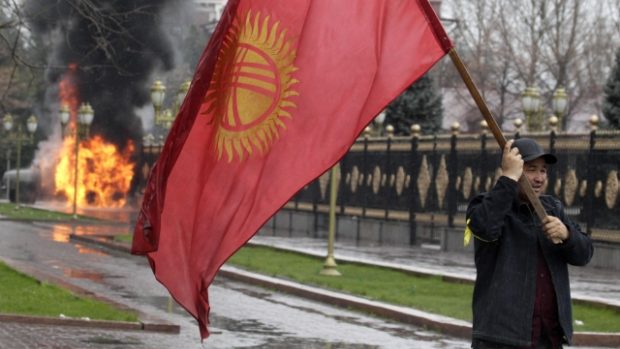 demonstrant s vlajkou Kyrgyzstánu