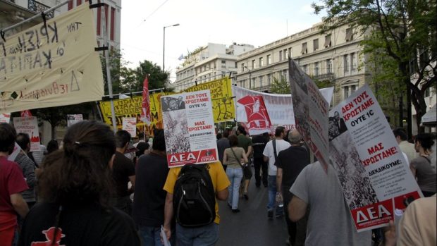 Demonstrace proti razantním úsporným opatřením v Řecku