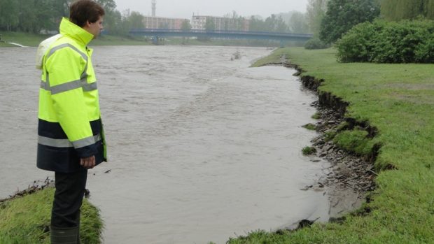 Náměstek primátorky M. Pobucký monitoruje nově vymletý břeh Ostravice ve Frýdku-Místku