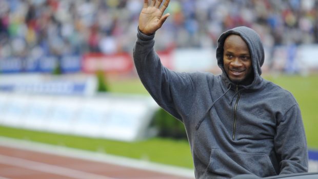 Asafa Powell zdraví diváky Zlaté tretry v Ostravě